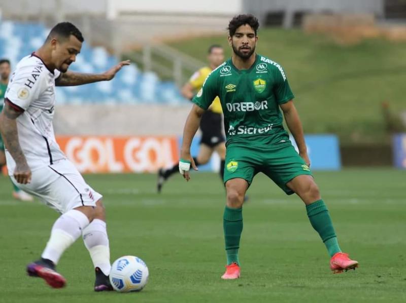 Clayson marca e Cuiabá vence o Athletico-PR na Arena Pantanal